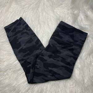 Athleta Black Camo Camoflauge Capri Cropped Leggings Size Large